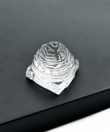 Shree yantra bjergkrystal med geometriske gentagelser på mørk baggrund