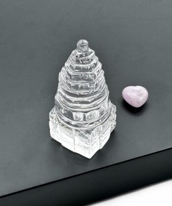 Shree yantra bjergkrystal med geometriske gentagelser på mørk baggrund