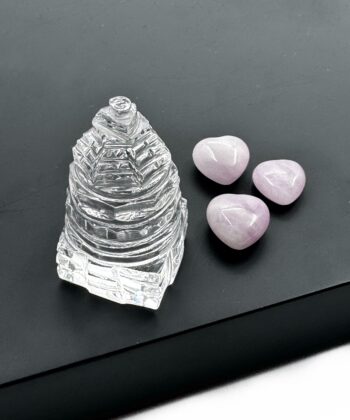 Shree yantra bjergkrystal med geometriske gentagelser på mørk baggrund