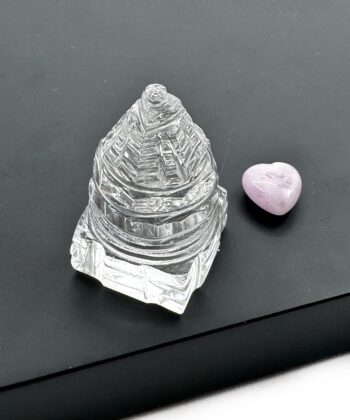 Shree yantra bjergkrystal med geometriske gentagelser på mørk baggrund