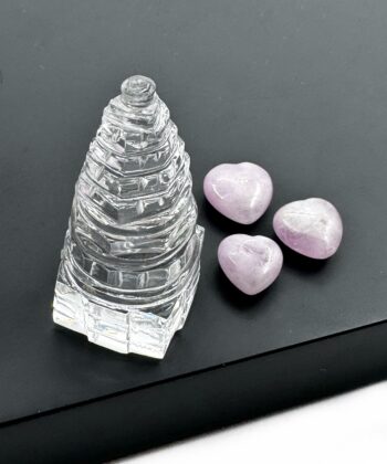 Shree yantra bjergkrystal med geometriske gentagelser på mørk baggrund