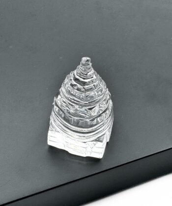 Shree yantra bjergkrystal med geometriske gentagelser på mørk baggrund