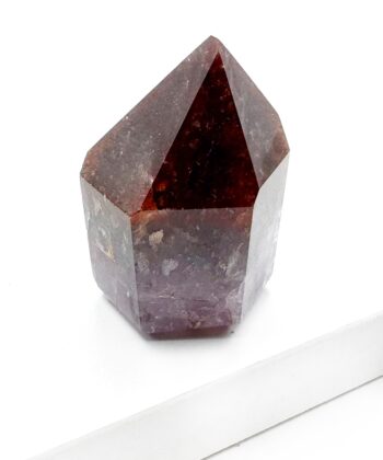 Facetslebet freeform spids lilla og røgfarvet krystal på hvid baggrund