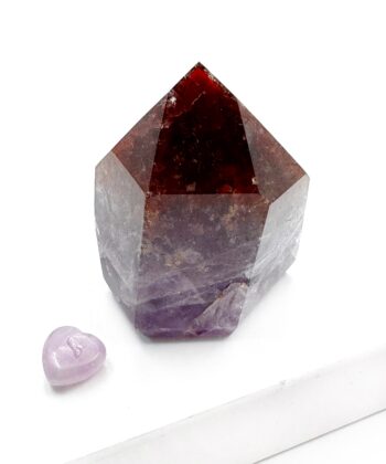 Facetslebet freeform spids lilla og røgfarvet krystal på hvid baggrund