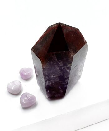 Facetslebet freeform spids lilla og røgfarvet krystal på hvid baggrund