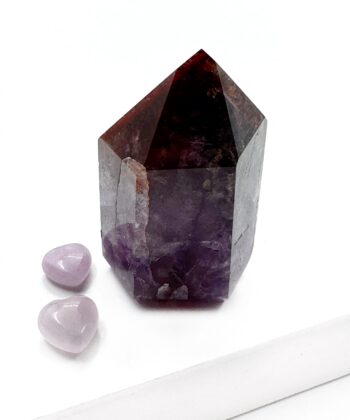 Facetslebet freeform spids lilla og røgfarvet krystal på hvid baggrund