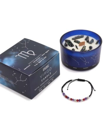 Aromaterapi duftlys i mørke blå glas beholder med blå armbånd med fokus på stjernetegn jomfru på hvid baggrund