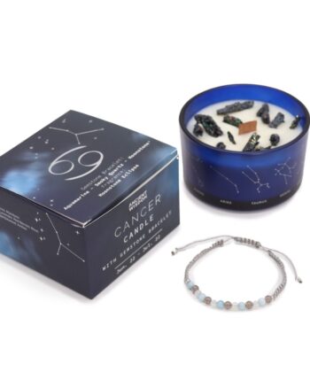 Aromaterapi duftlys i mørke blå glas beholder med blå armbånd med fokus på stjernetegn krabben på hvid baggrund