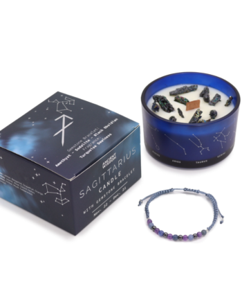 Aromaterapi duftlys i mørke blå glas beholder med blå armbånd med fokus på stjernetegn skytten på hvid baggrund