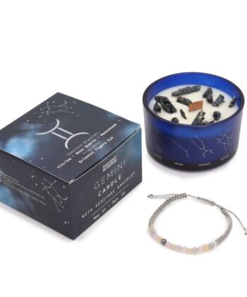 Aromaterapi duftlys i mørke blå glas beholder med blå armbånd med fokus på stjernetegn tvilling på hvid baggrund