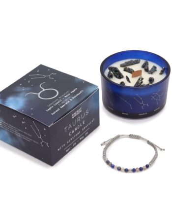 Aromaterapi duftlys i mørke blå glas beholder med blå armbånd med fokus på stjernetegn tyr på hvid baggrund