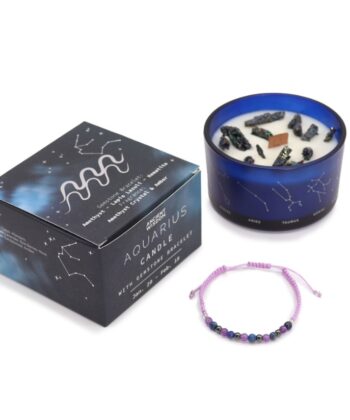 Aromaterapi duftlys i mørke blå glas beholder med blå armbånd med fokus på stjernetegn vandbæreren på hvid baggrund