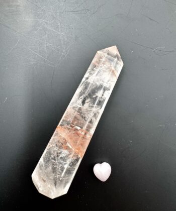 Spids Ildkvarts tårn i klar hvide og rødlige toner på mørk grå baggrund