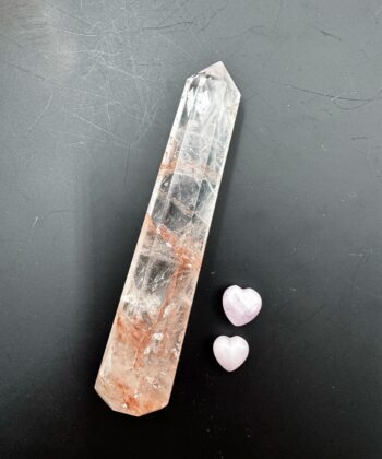 Spids Ildkvarts tårn i klar hvide og rødlige toner på mørk grå baggrund