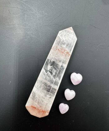 Spids Ildkvarts tårn i klar hvide og rødlige toner på mørk grå baggrund