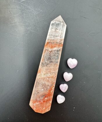 Spids Ildkvarts tårn i klar hvide og rødlige toner på mørk grå baggrund