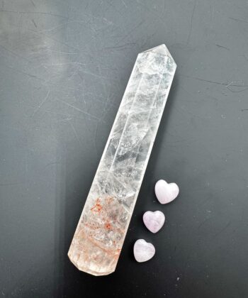 Spids Ildkvarts tårn i klar hvide og rødlige toner på mørk grå baggrund