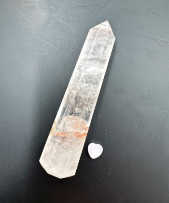 Spids Ildkvarts tårn i klar hvide og rødlige toner på mørk grå baggrund