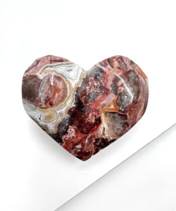 Hjerte formet Agat med landskabsagtigt bølgende mønster i hvid grå og røde toner på hvid baggrund