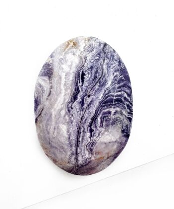 lilla og hvid oval sten på hvid baggrund