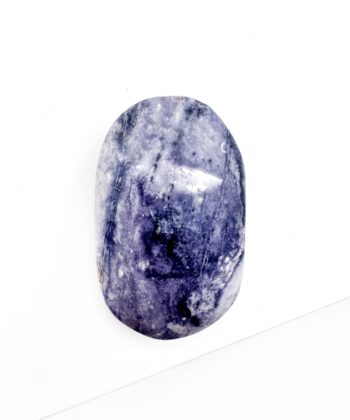 Mørk Blå lilla med hvide skyer glat poleret på hvid baggrund