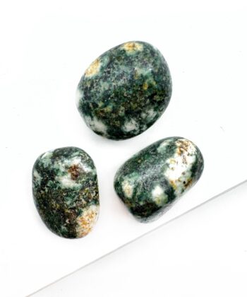 Grøn poleret lommesten på hvid baggrund