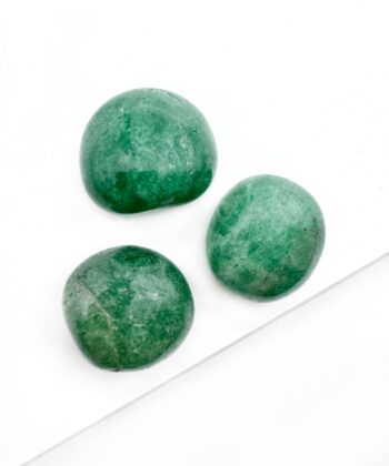 Polerede grønne lommesten på hvid baggrund