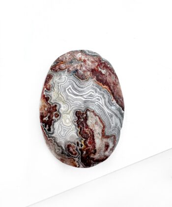 Agat med landskabsagtigt bølgende mønster i hvid grålige og røde toner på hvid baggrund