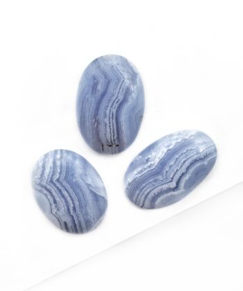 Blå med blonder poleret lommesten krystal på hvid baggrund