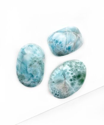 Lyseblå poleret lommesten krystal på hvid baggrund