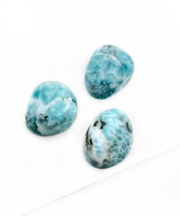 Lyseblå poleret lommesten krystal på hvid baggrund