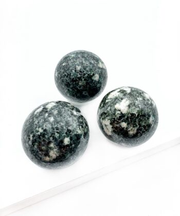 Grøn poleret Kugle på hvid baggrund