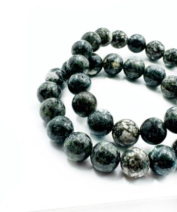 Grønt armbånd på hvid baggrund