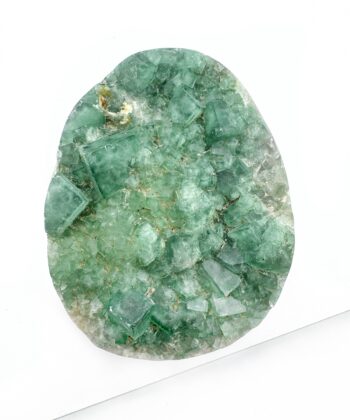 Grøn rå krystal klynge på hvid baggrund