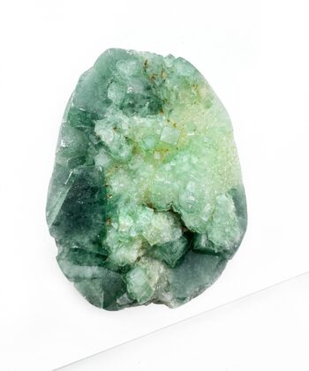 Grøn rå krystal klynge på hvid baggrund
