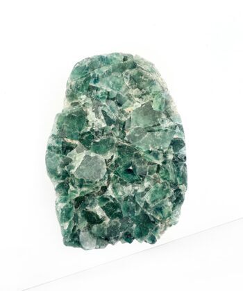Grøn rå krystal klynge på hvid baggrund