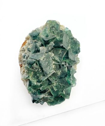 Grøn rå krystal klynge på hvid baggrund