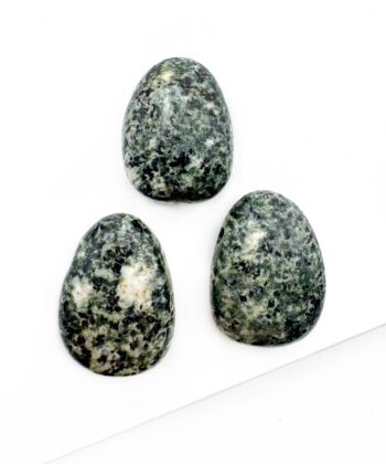 Grøn poleret sten på hvid baggrund