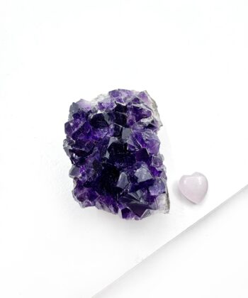Naturlig lilla ametyst klynge på hvid baggrund