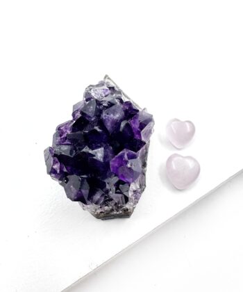 Naturlig lilla ametyst klynge på hvid baggrund