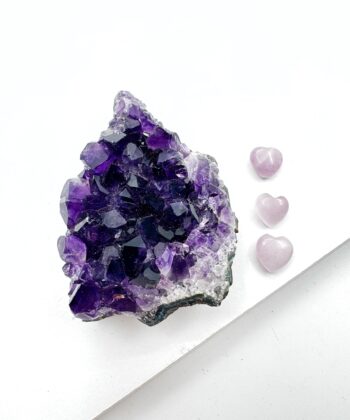 Naturlig lilla ametyst klynge på hvid baggrund