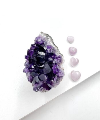 Naturlig lilla ametyst klynge på hvid baggrund