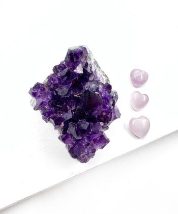 Naturlig lilla ametyst klynge på hvid baggrund