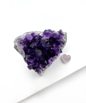 Naturlig lilla ametyst klynge på hvid baggrund