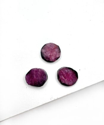 Bordeauxfarvet runde skiver på hvid baggrund