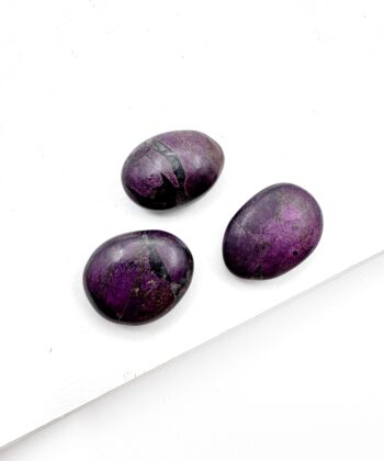 mørke lilla poleret lommesten på hvid baggrund