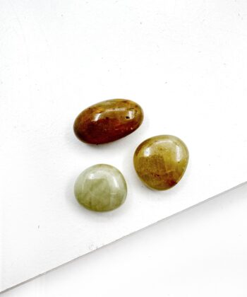 Gul brunlig rund glat poleret krystal på hvid baggrund