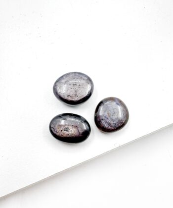 Poleret mørk krystal med metallisk skær på hvid baggrund