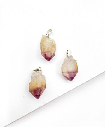 Multifarvet lys gul hvid og pink kvartsstykke vedhæng på hvid baggrund