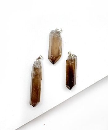 Røgfarvet kvarts vedhæng på hvid baggrund